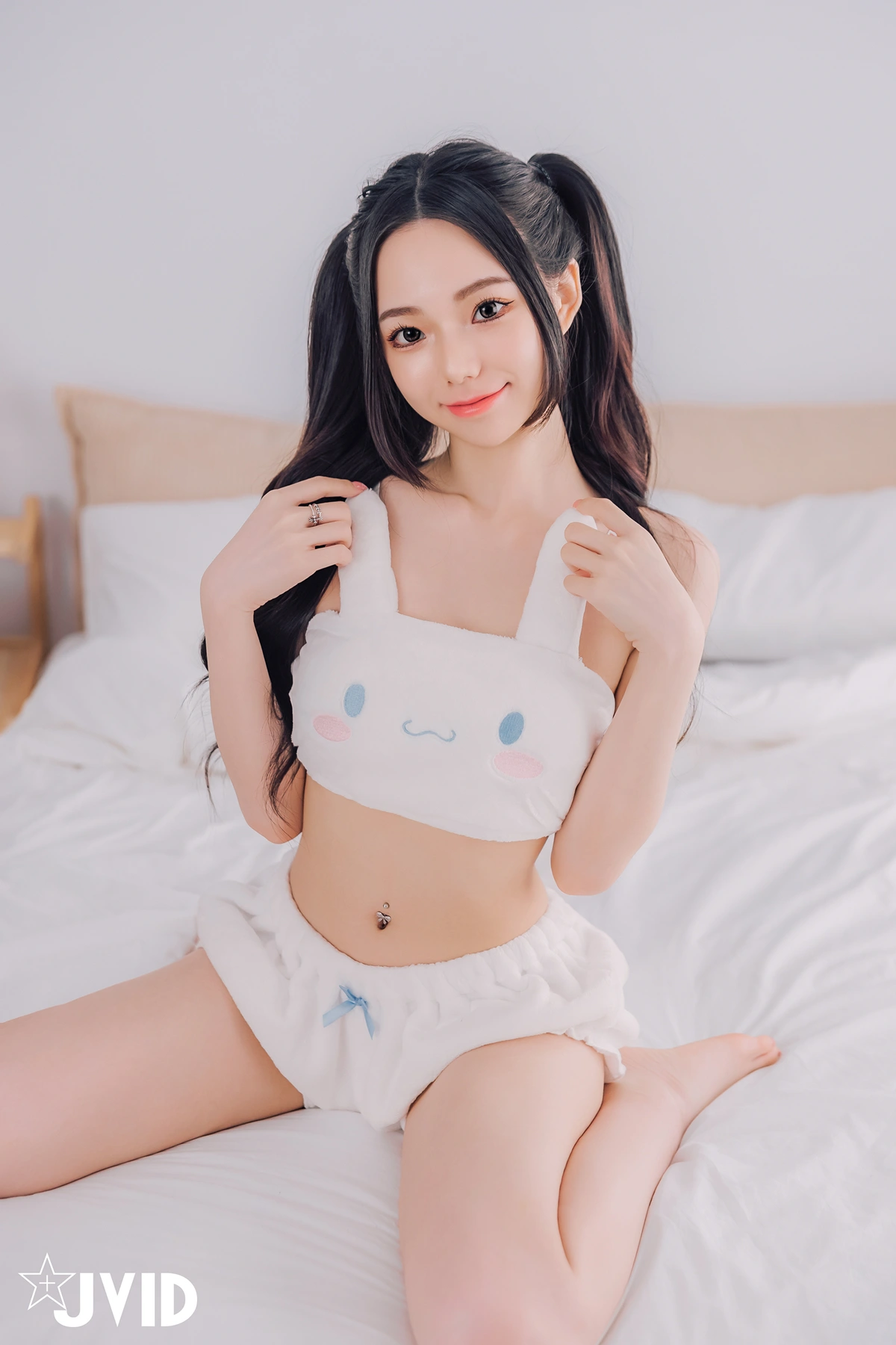 JVID 胎尼 & 啾啾 – 啾啾親自開箱豪華AI情慾娃娃Tiny🥵真人比例完美粉嫩E奶💦激情互動舌吻揉奶樣樣來🔞 Set.01