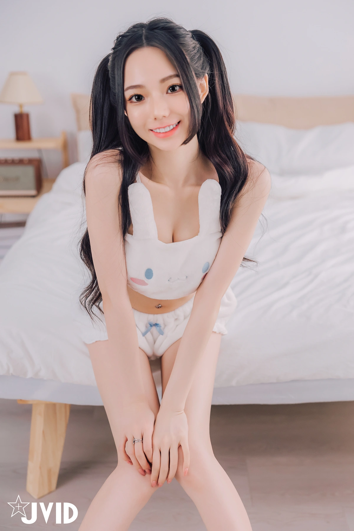 JVID 胎尼 & 啾啾 – 啾啾親自開箱豪華AI情慾娃娃Tiny🥵真人比例完美粉嫩E奶💦激情互動舌吻揉奶樣樣來🔞 Set.01