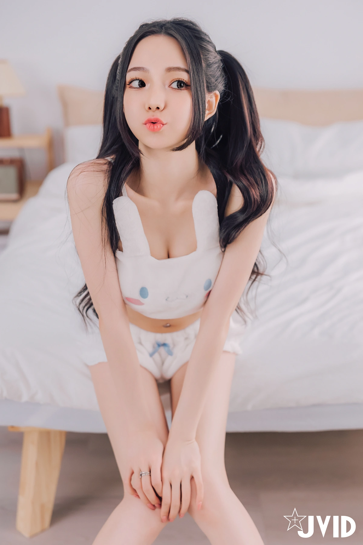 JVID 胎尼 & 啾啾 – 啾啾親自開箱豪華AI情慾娃娃Tiny🥵真人比例完美粉嫩E奶💦激情互動舌吻揉奶樣樣來🔞 Set.01