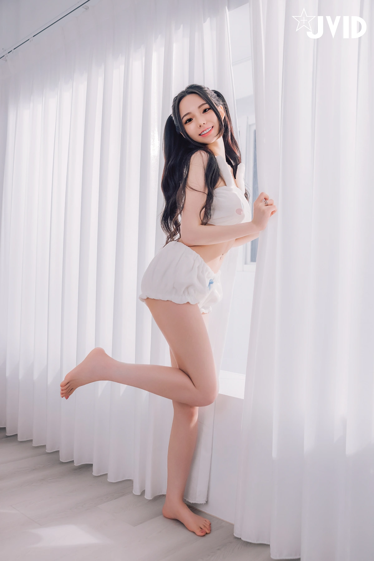 JVID 胎尼 & 啾啾 – 啾啾親自開箱豪華AI情慾娃娃Tiny🥵真人比例完美粉嫩E奶💦激情互動舌吻揉奶樣樣來🔞 Set.01