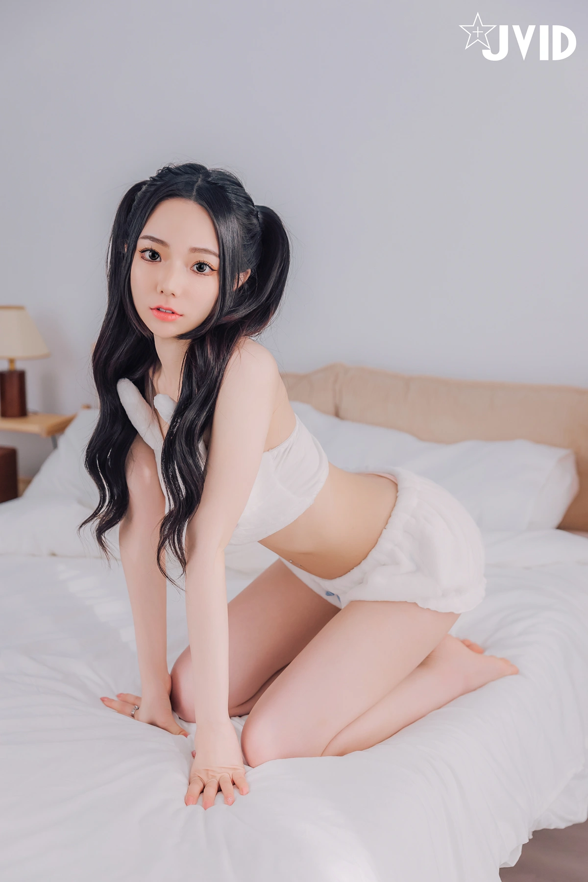 JVID 胎尼 & 啾啾 – 啾啾親自開箱豪華AI情慾娃娃Tiny🥵真人比例完美粉嫩E奶💦激情互動舌吻揉奶樣樣來🔞 Set.01