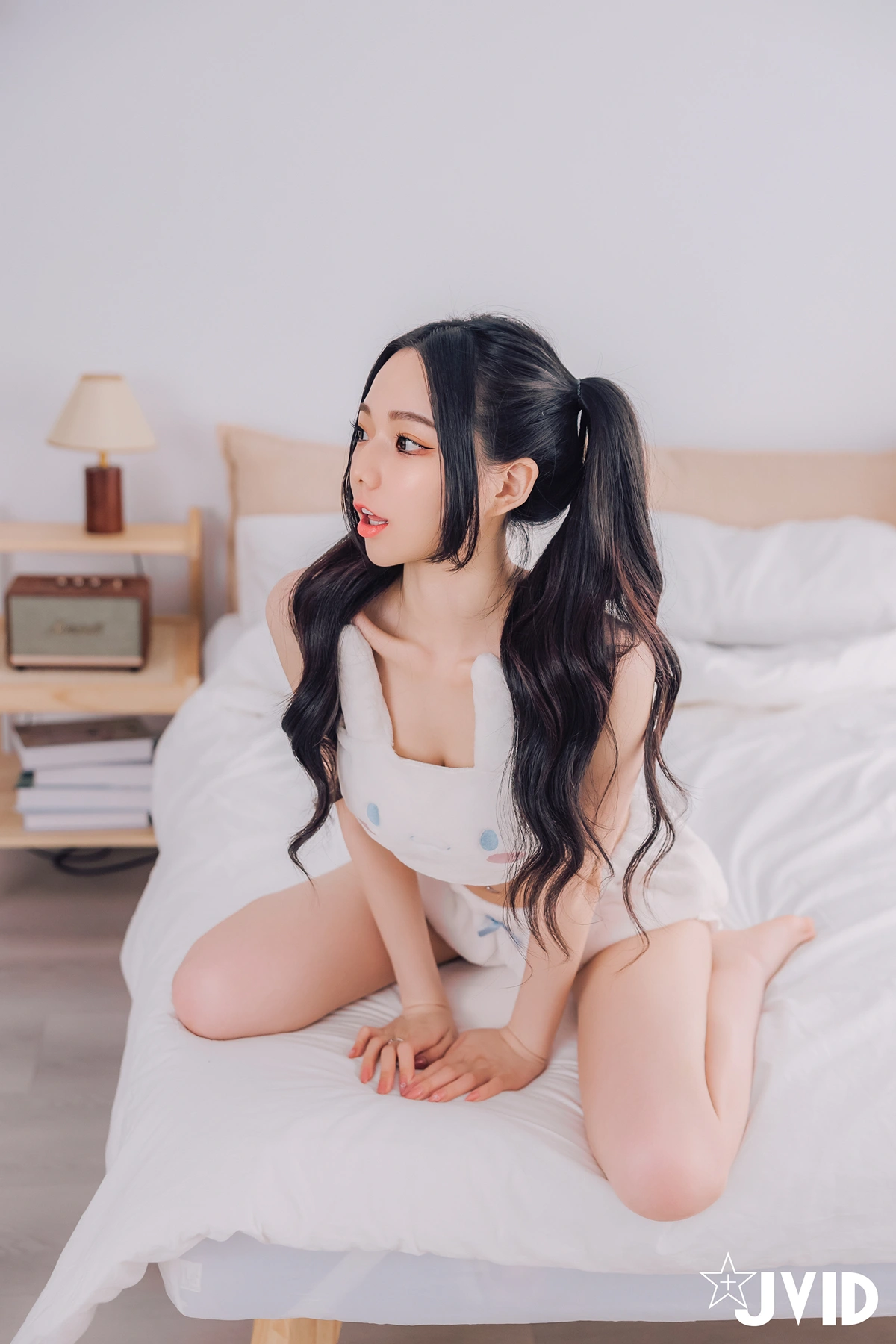 JVID 胎尼 & 啾啾 – 啾啾親自開箱豪華AI情慾娃娃Tiny🥵真人比例完美粉嫩E奶💦激情互動舌吻揉奶樣樣來🔞 Set.01