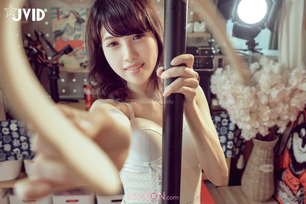 [JVID] 小艾莉Ellie_ (插入無碼)陰唇滑鋼管~不會『破皮』因為 會『爆汁』~淫水潤滑液