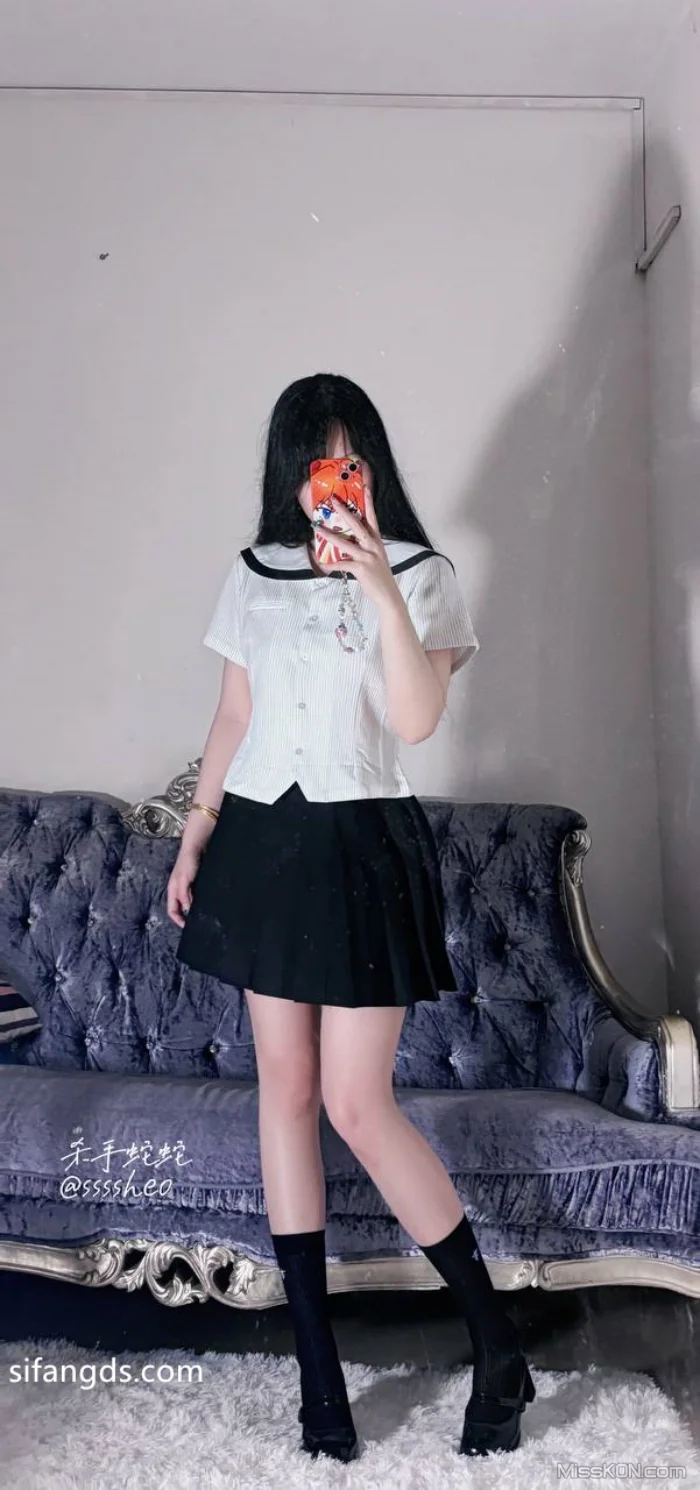 杀手蛇蛇_ 清纯反差嫩妹 无毛一线天道具双通 足交车震