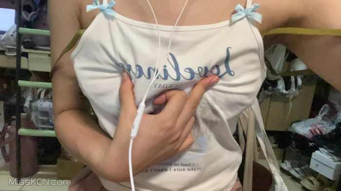 咕噜噜_ X04年在读女大学生宿舍舞抖音风