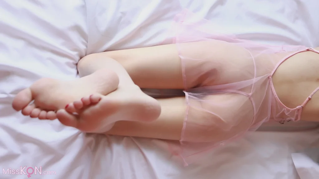 大学生私房_ 嫩妹18岁 透视纱裙 Ep.002