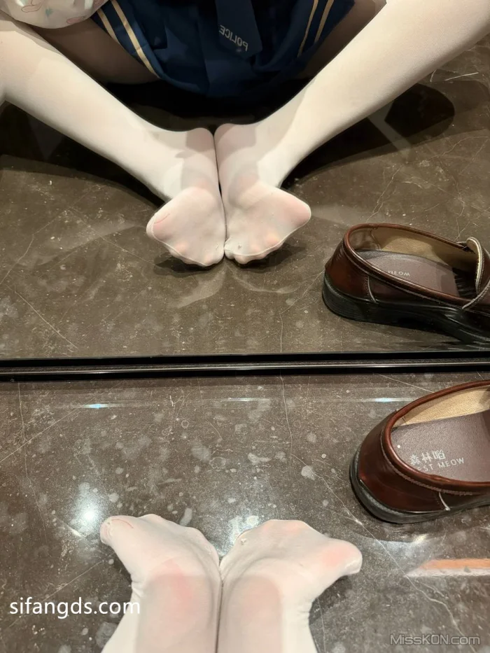 小甜泪_ 合法萝莉 私拍付费解锁