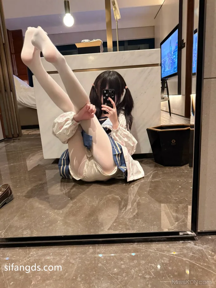 小甜泪_ 合法萝莉 私拍付费解锁