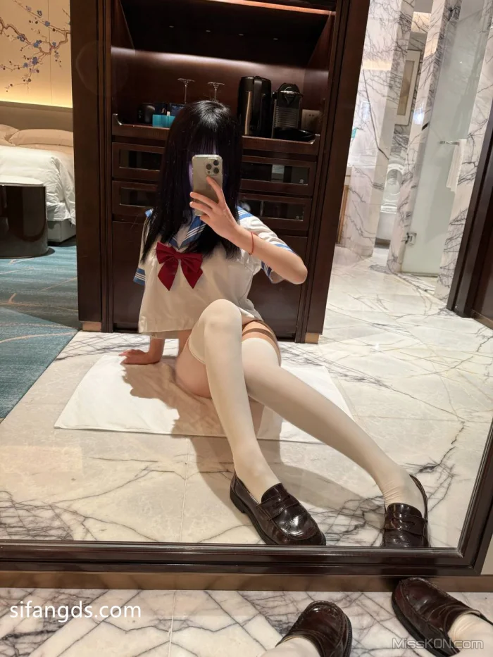 小甜泪_ 合法萝莉 私拍付费解锁