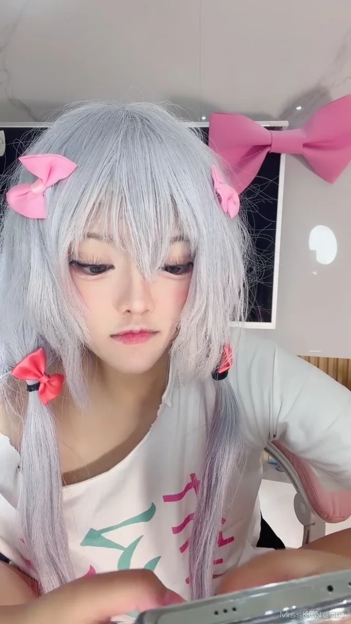 张婉萌_ 二次元校花 美到炸 尺度突破