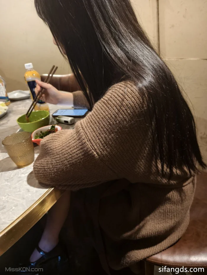 白桃汽水_ 露出女神视图合 路边全裸打出租车电梯口 文静女孩爱露出