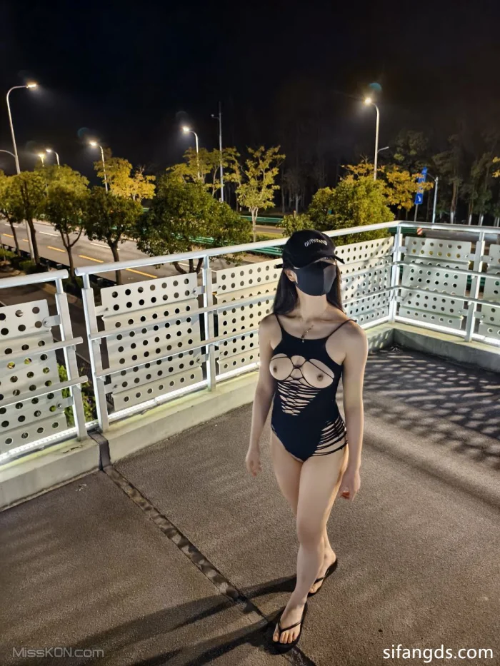 白桃汽水_ 露出女神视图合 路边全裸打出租车电梯口 文静女孩爱露出