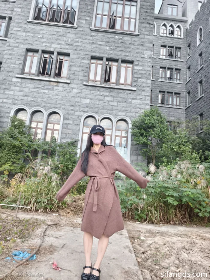 白桃汽水_ 露出女神视图合 路边全裸打出租车电梯口 文静女孩爱露出