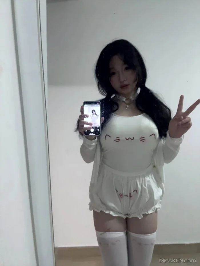 纸相册_ 纯欲丰满小姐姐 自拍合集