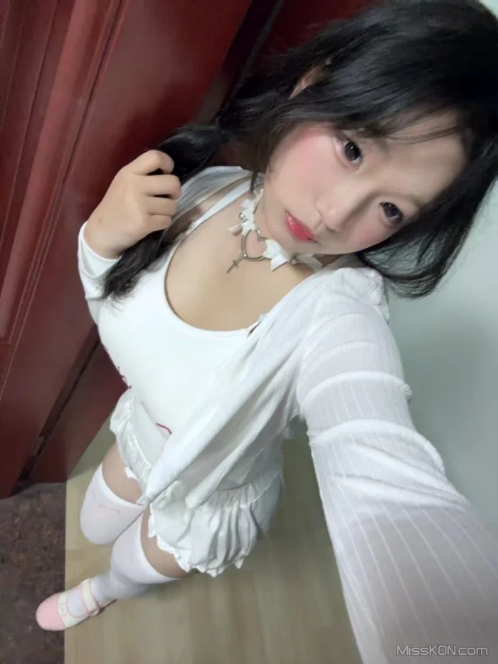 纸相册_ 纯欲丰满小姐姐 自拍合集