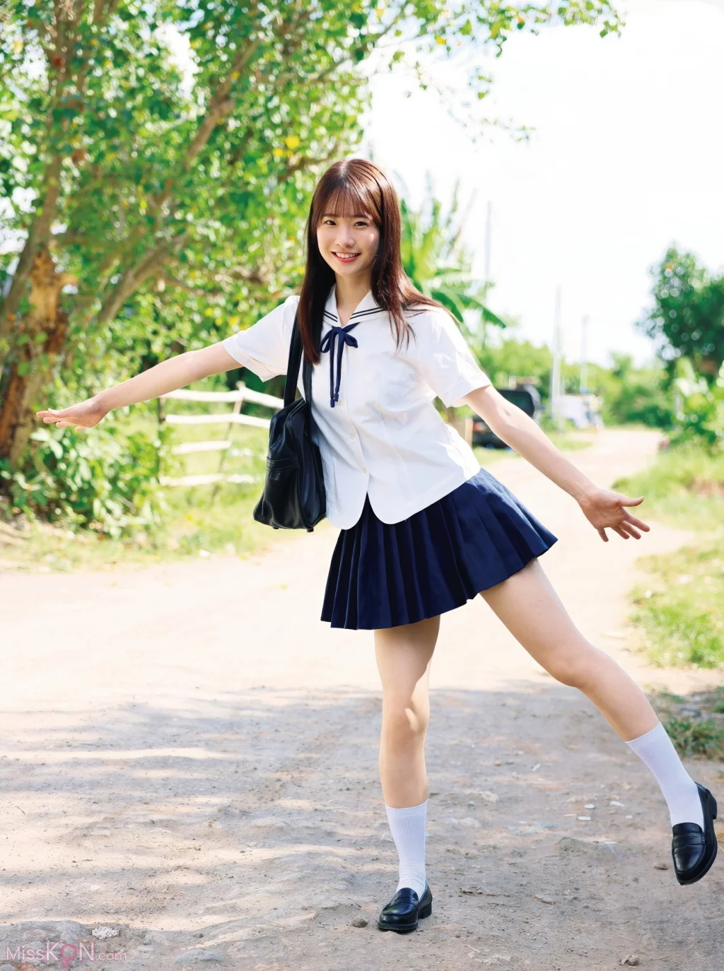 Emika Shirakami (白上咲花)_ 1st.写真集 Emicul1st