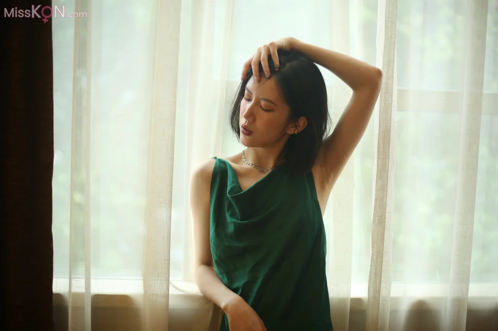 [Private Photoshoot] 凉子_ 高冷御姐冰美人 白丝美腿 全尺度私拍