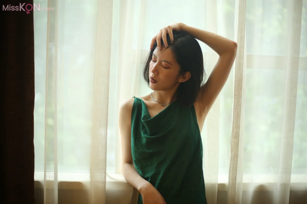 [Private Photoshoot] 凉子_ 高冷御姐冰美人 白丝美腿 全尺度私拍