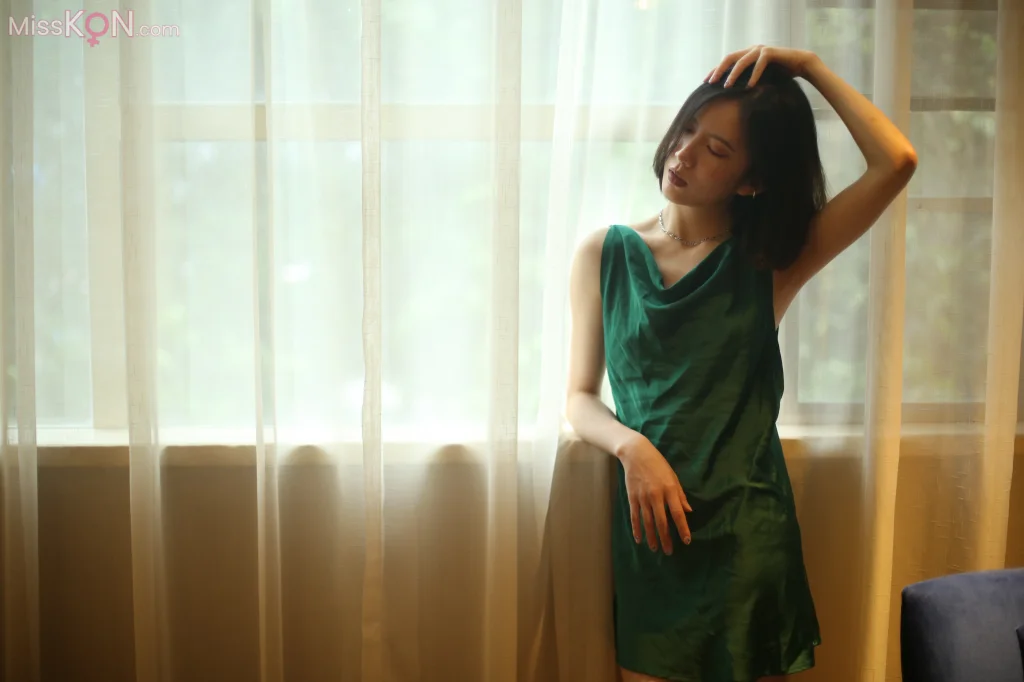 [Private Photoshoot] 凉子_ 高冷御姐冰美人 白丝美腿 全尺度私拍