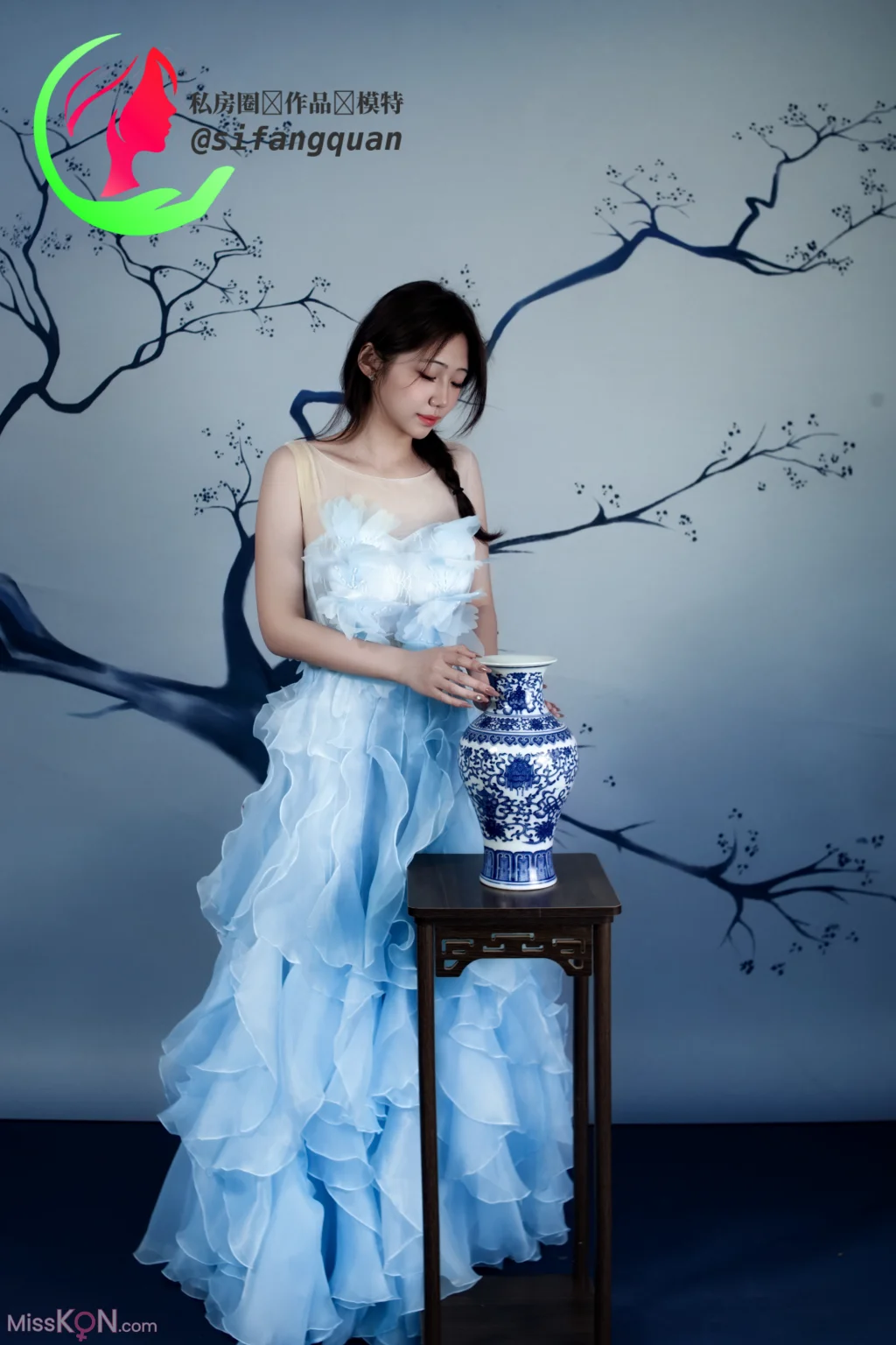 [Private Photoshoot] 大一学妹公主裙与青花瓷 全尺度私拍