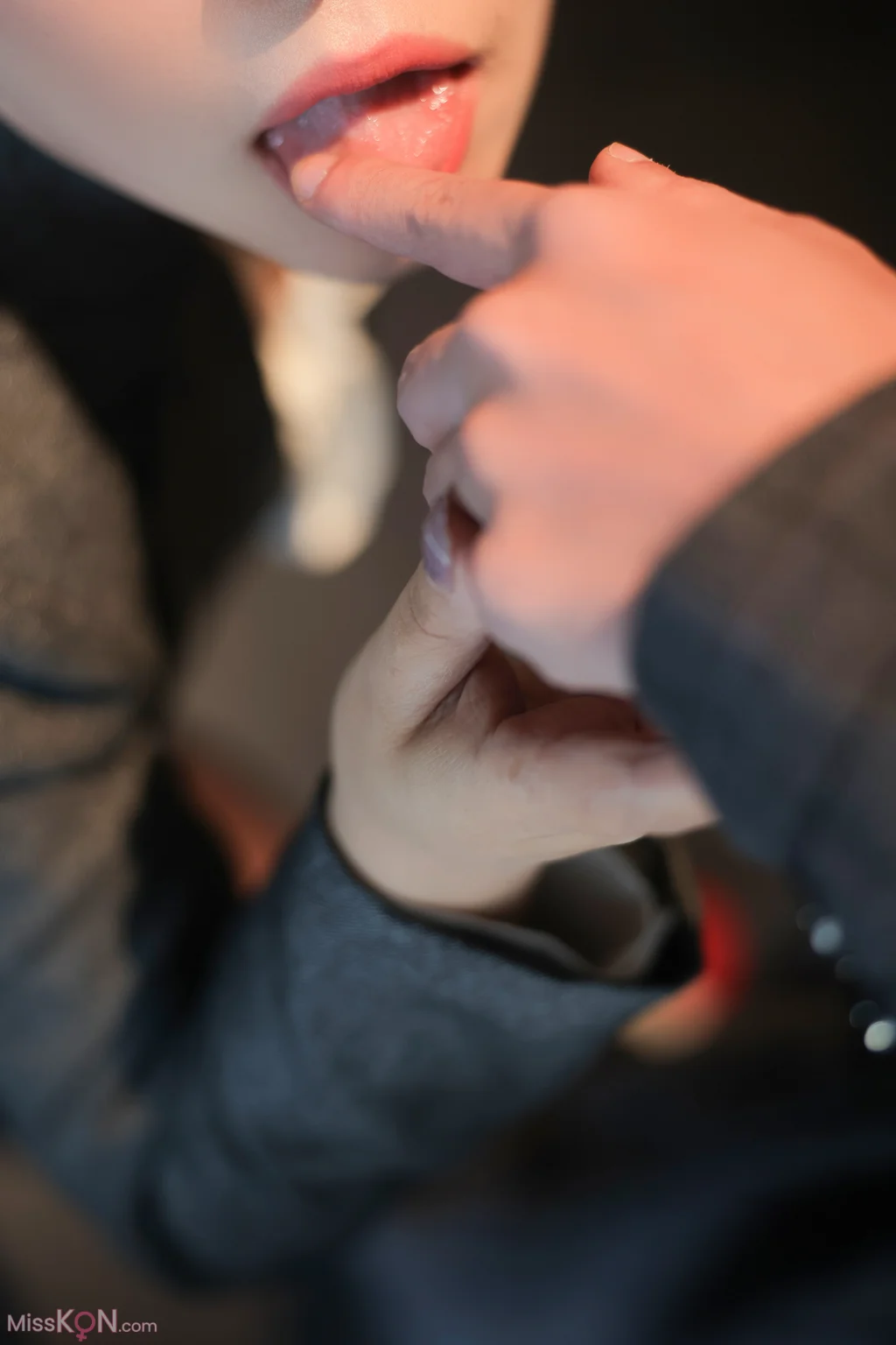 [XR Uncensored] 麦田_ R18 秀人网模特 OL职业装