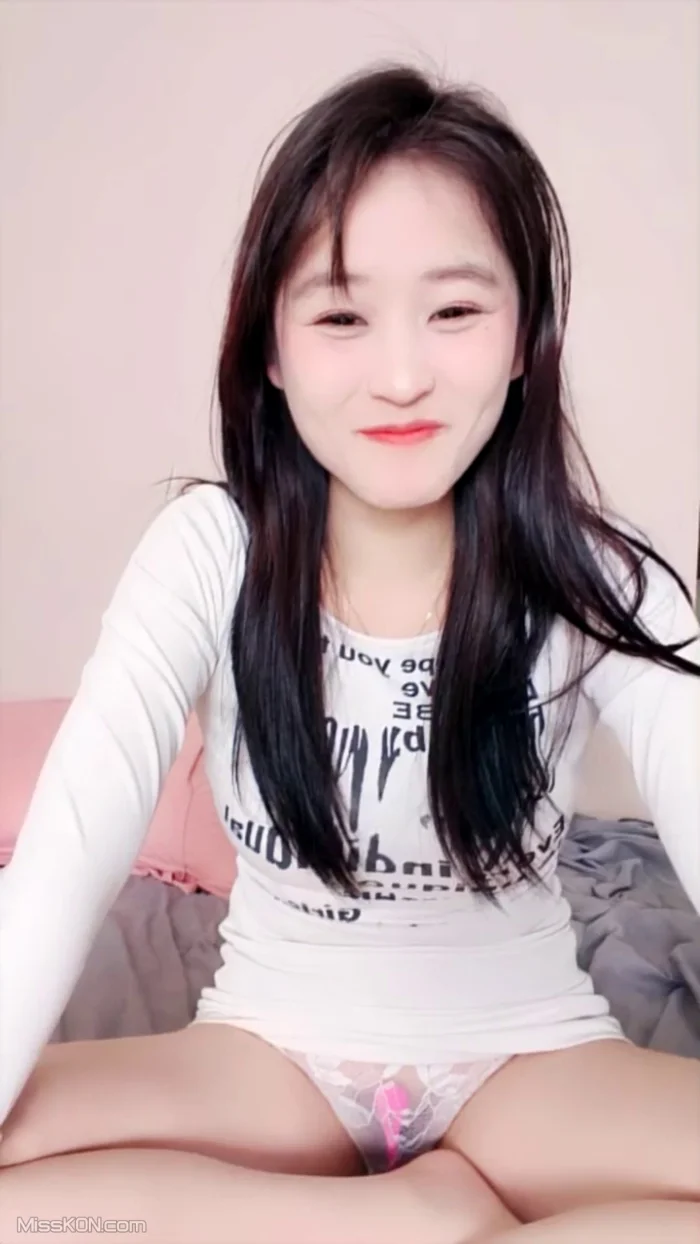 只只吖_ 清纯白嫩美乳甜妹 一字马相当迷人