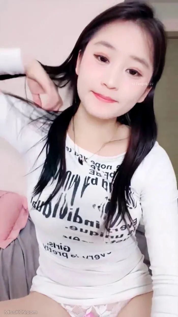 只只吖_ 清纯白嫩美乳甜妹 一字马相当迷人