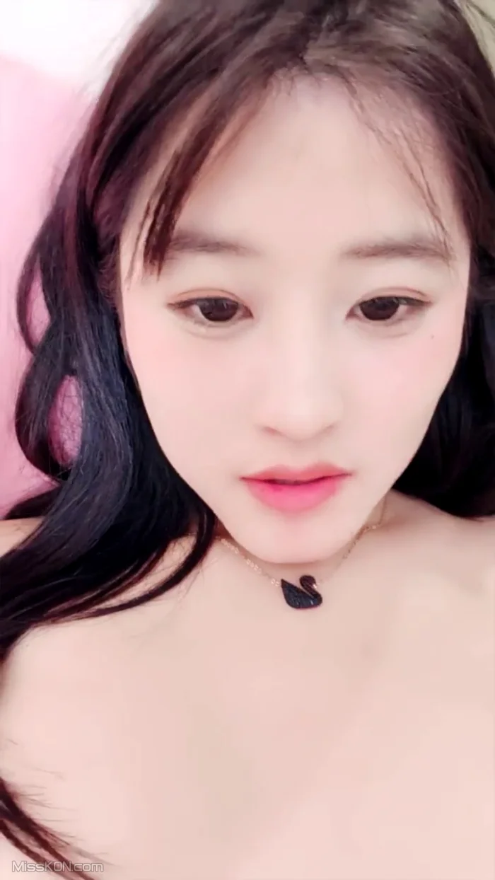 只只吖_ 清纯白嫩美乳甜妹 一字马相当迷人