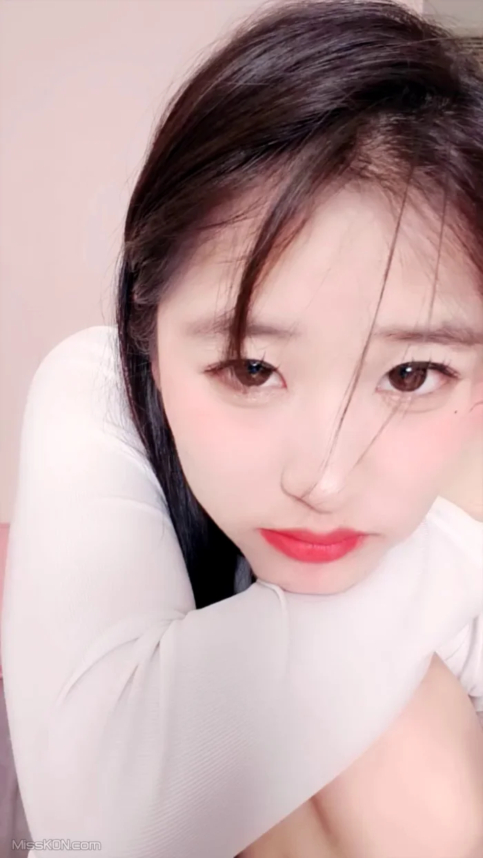 只只吖_ 清纯白嫩美乳甜妹 一字马相当迷人