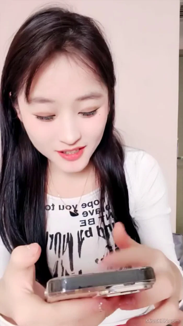 只只吖_ 清纯美乳甜妹 一字马相当迷人