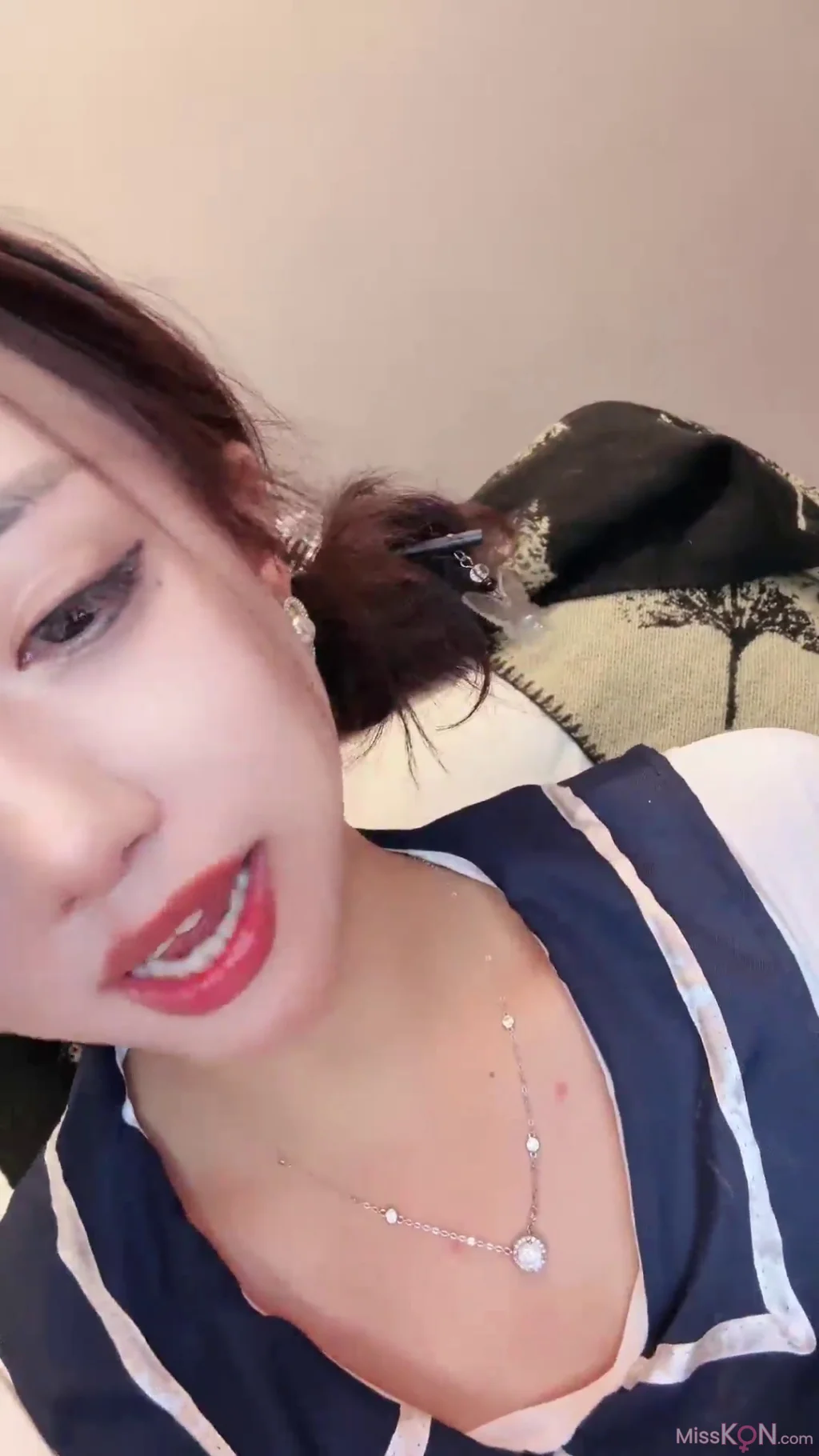 鹿思_ 非常敬业的女主播 姨妈走了就来直播啦