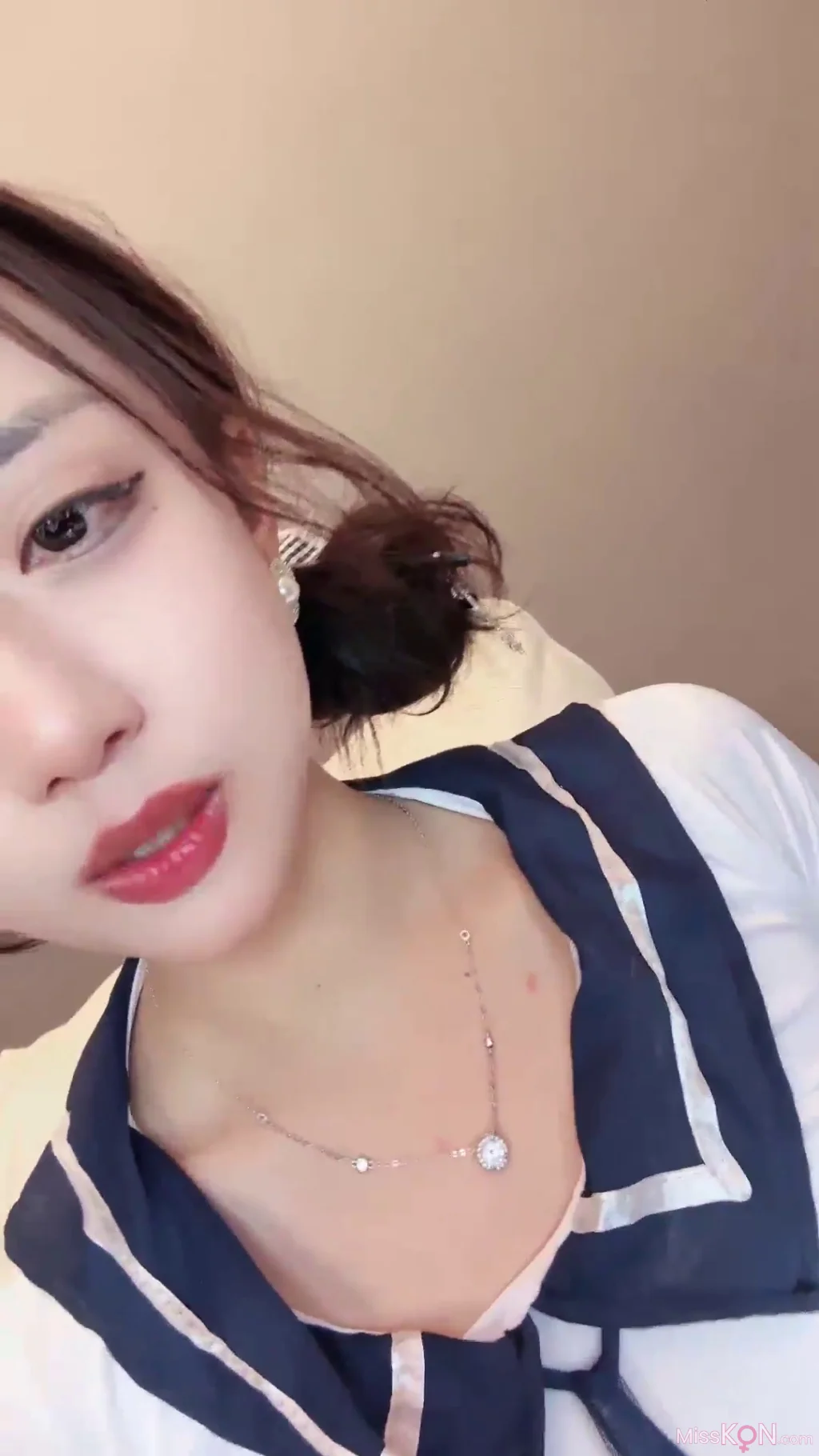 鹿思_ 非常敬业的女主播 姨妈走了就来直播啦