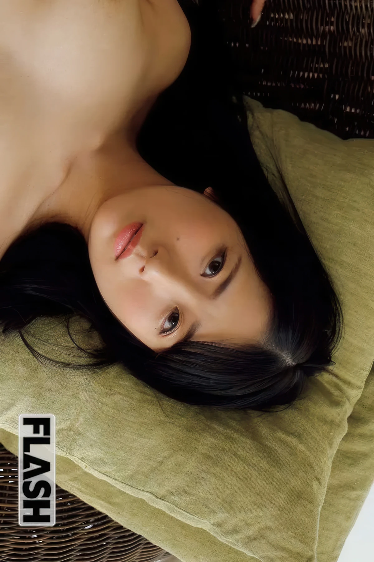 Marina Yakuno 役野満里奈, FLASH 2025.12.23 (フラッシュ 2025年12月23日号)