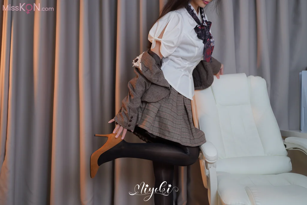 Coser@铃木美咲 (Misaki Suzuki)_ 美人女教师想和我谈恋爱？骗人的吧！第二话