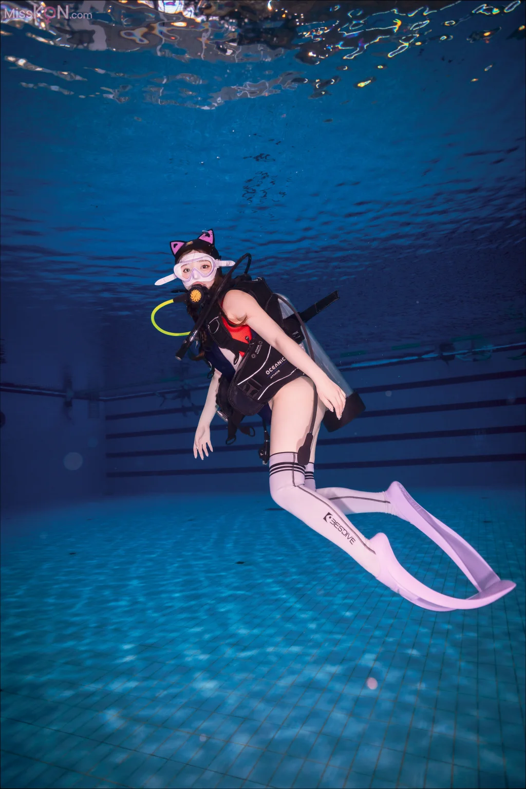 DJAWA Photo_ Son Ye-Eun (손예은) – Swimming Lessons Underwater
