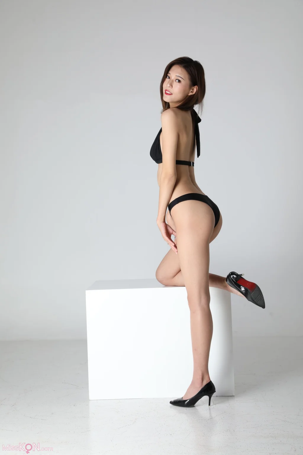 [Private Photoshoot] 刘亦雯_ 轻熟女神 美腿翘臀全尺度私拍