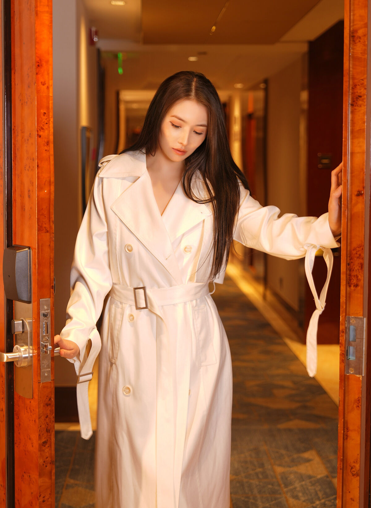 XiuRen秀人网 Uncensored Ya Xuan ELVA 娅轩ELVA - R18 秀人网模特 风衣下的红色诱惑