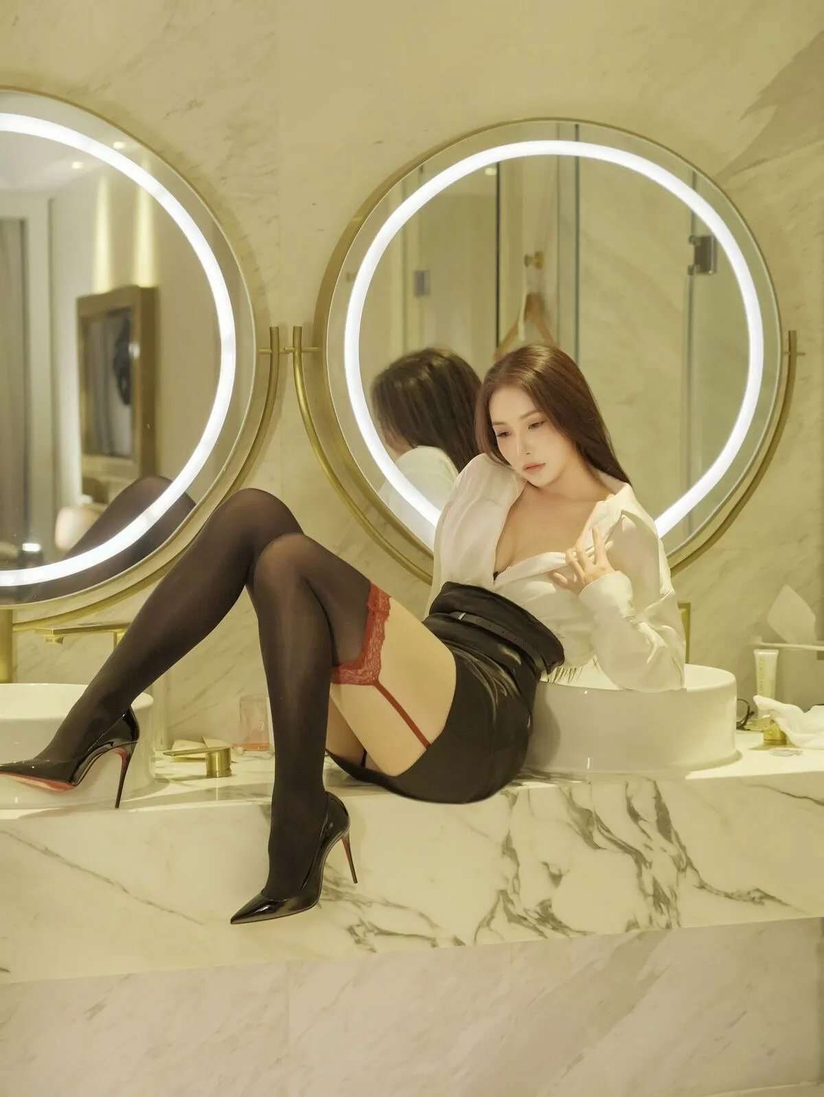 XiuRen秀人网 Uncensored Ya Xuan ELVA 娅轩ELVA - R18 秀人网模特 与黑丝御姐的互动 Part01