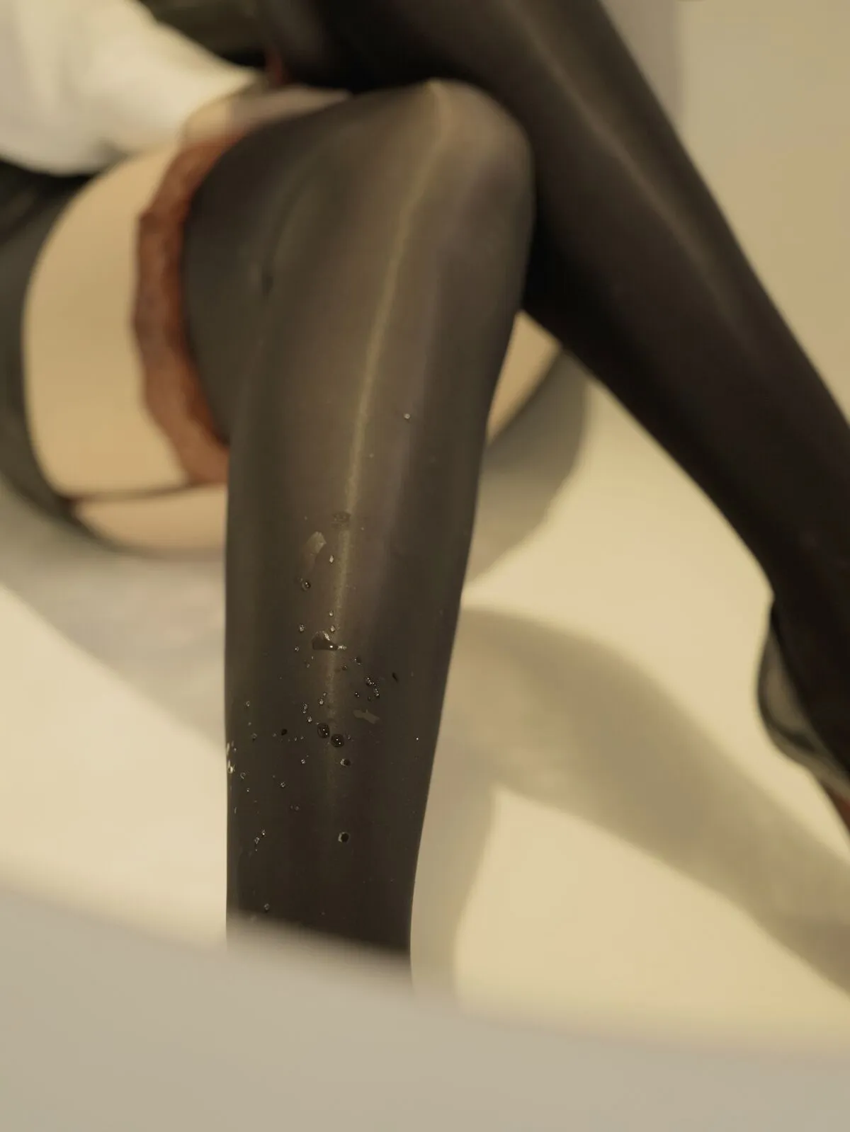 XiuRen秀人网 Uncensored Ya Xuan ELVA 娅轩ELVA - R18 秀人网模特 与黑丝御姐的互动 Part01