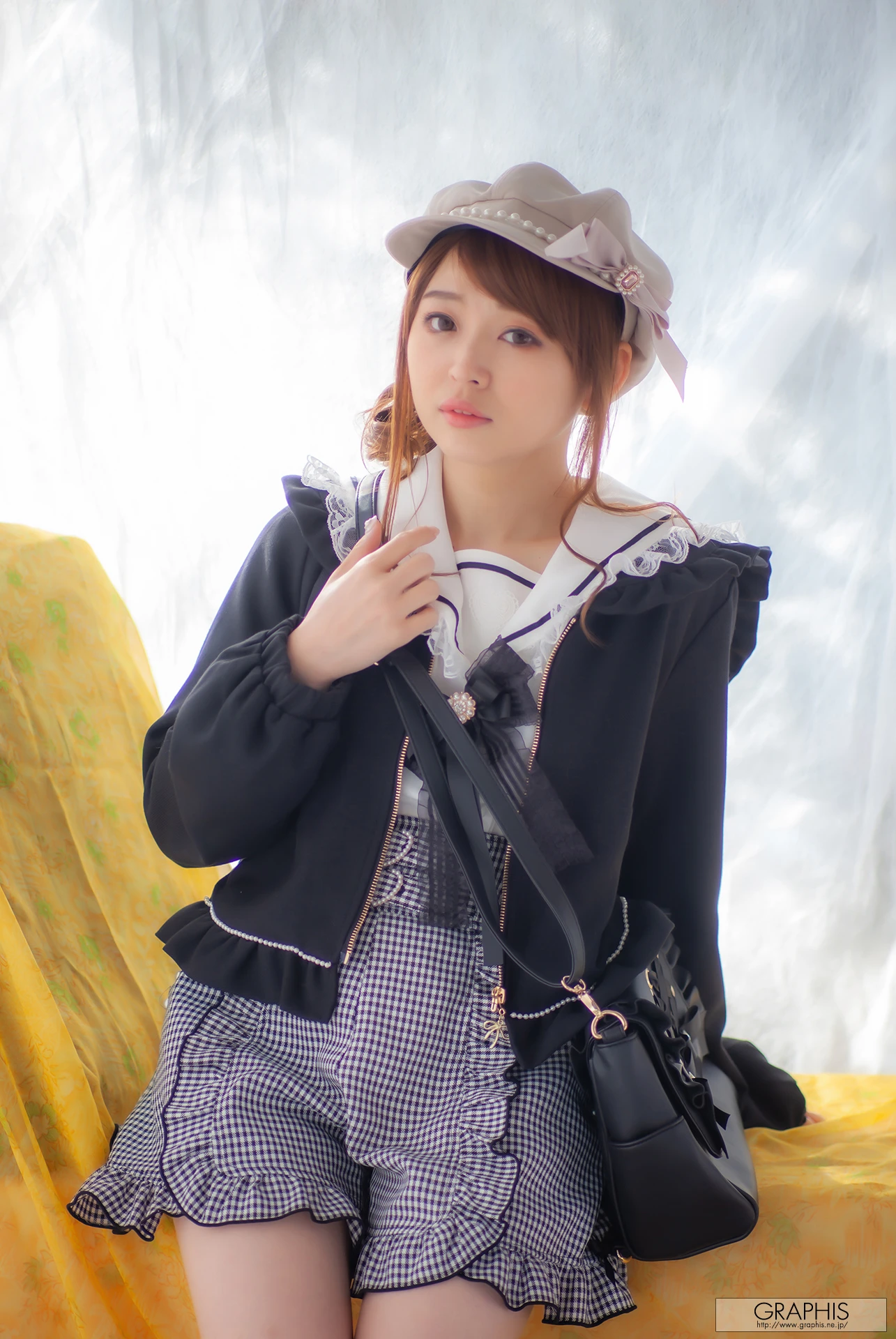 Alice Shiina 椎菜アリス, Graphis Spring Special 「Love me do!」 Vol.01