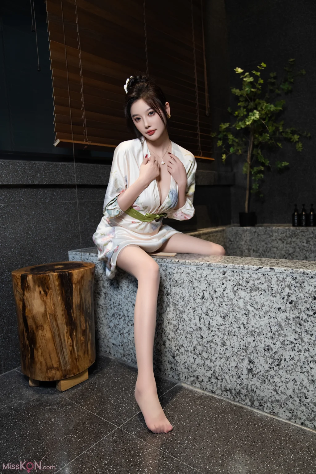 [内购无水印] Yang Chen Chen (杨晨晨Yome)_ 秀人网模特 红色情趣