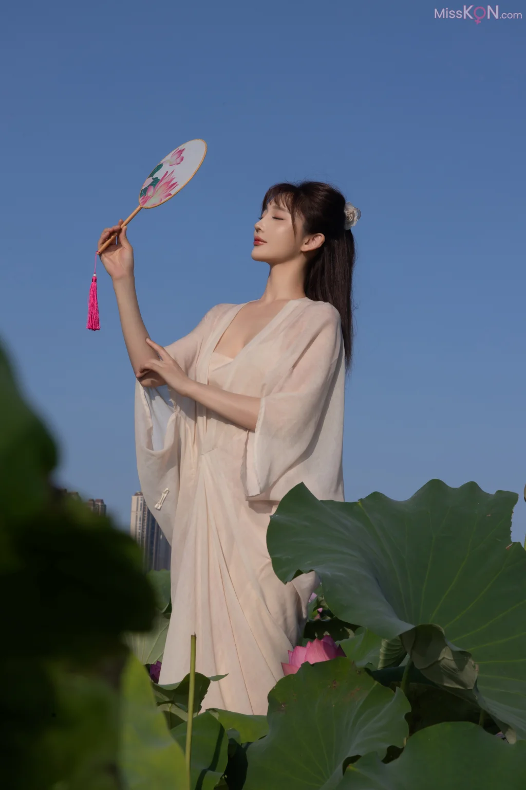 [内购无水印] Lu Xuan Xuan (陆萱萱)_ 秀人网模特 荷花