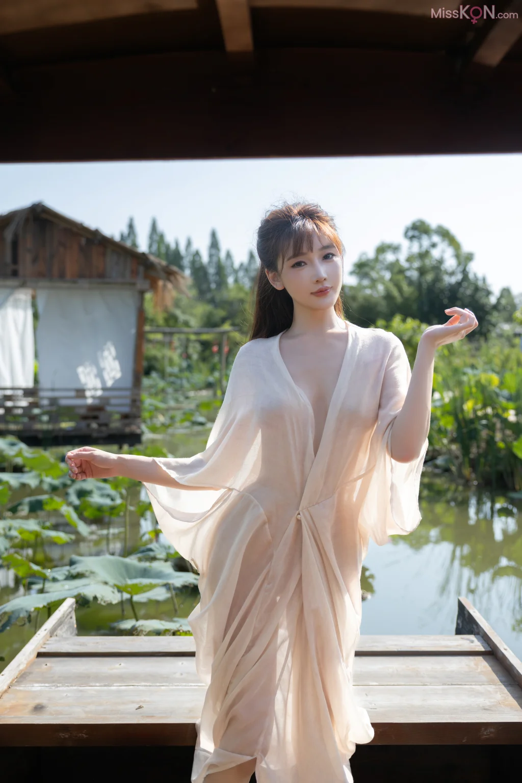 [内购无水印] Lu Xuan Xuan (陆萱萱)_ 秀人网模特 荷花