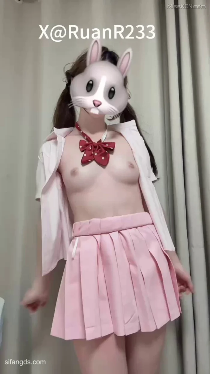 软软是小猪_ 粉嫩小萝莉 裸舞福利姬合集