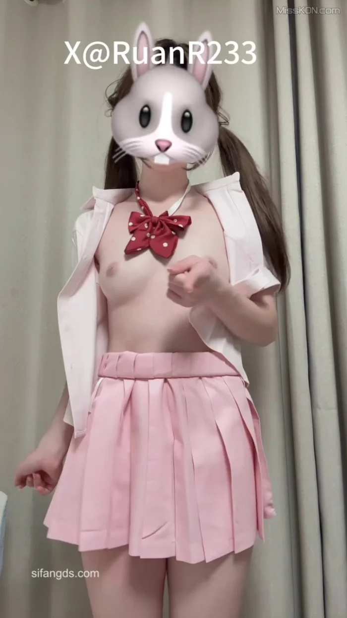 软软是小猪_ 粉嫩小萝莉 裸舞福利姬合集