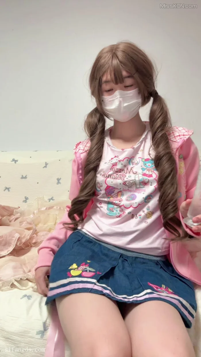 软软是小猪_ 粉嫩小萝莉 裸舞福利姬合集