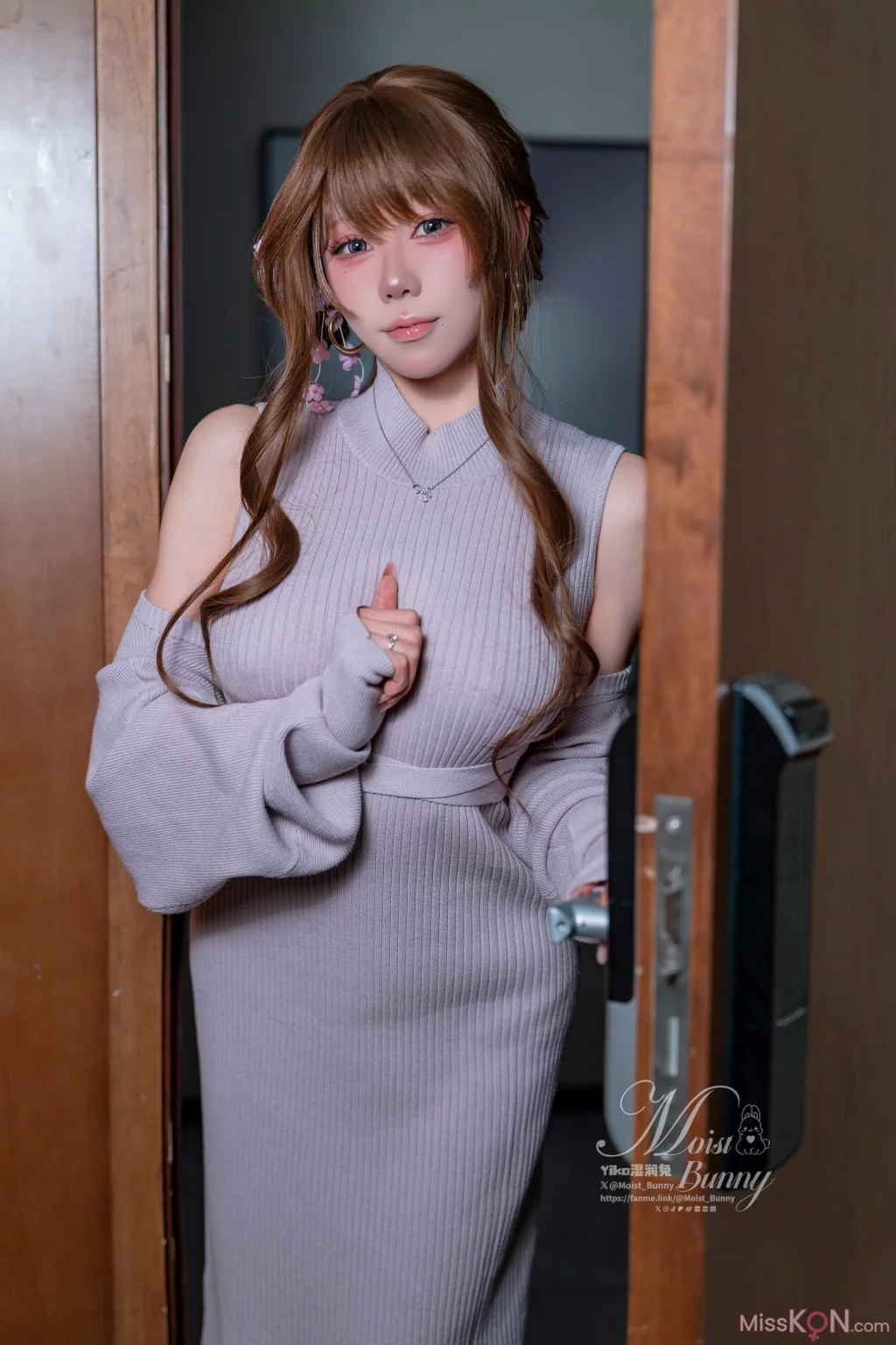 Coser@黏黏团子兔_ 2026-01月作品 在丈夫身边