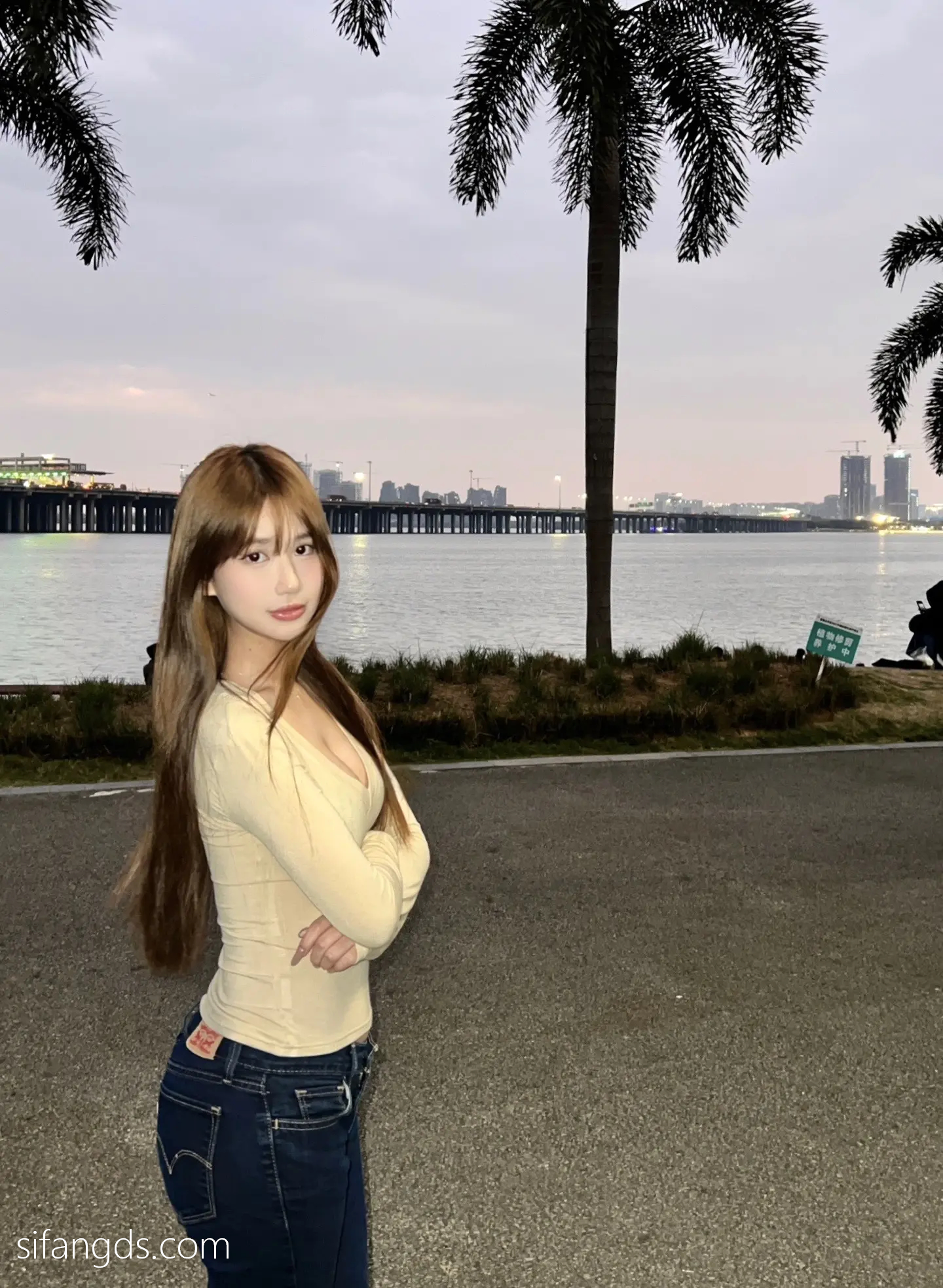 抖音反差女神『宥子oct9』最新定制道具自慰，风骚气质高挑身材男人看了就想侵犯穷人女神富人玩物精盆