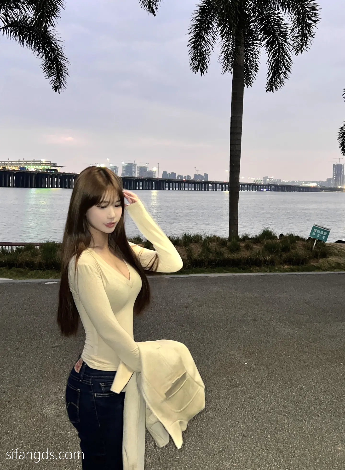 抖音反差女神『宥子oct9』最新定制道具自慰，风骚气质高挑身材男人看了就想侵犯穷人女神富人玩物精盆