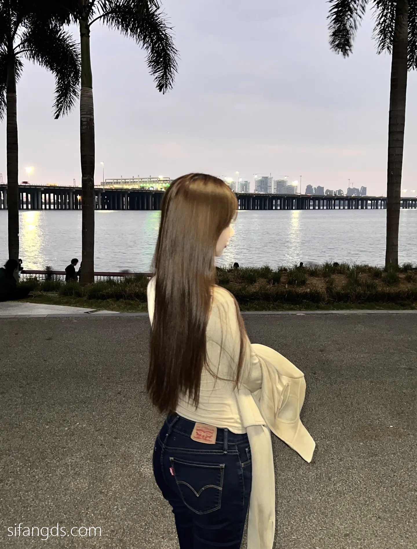 抖音反差女神『宥子oct9』最新定制道具自慰，风骚气质高挑身材男人看了就想侵犯穷人女神富人玩物精盆